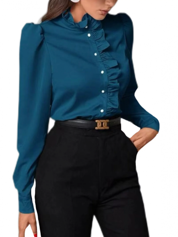 Kemeja kerja dengan potongan slim fit dan kerah berdiri